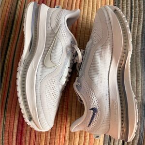 NIKE PEGASUS PREMIUM W Sz 10, M Sz
8.5-FOOTBALL GREY/MTLC PLATINUM